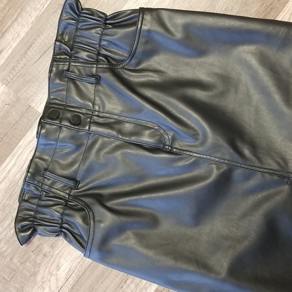 Black pencil skirt - Picture 2 of 4